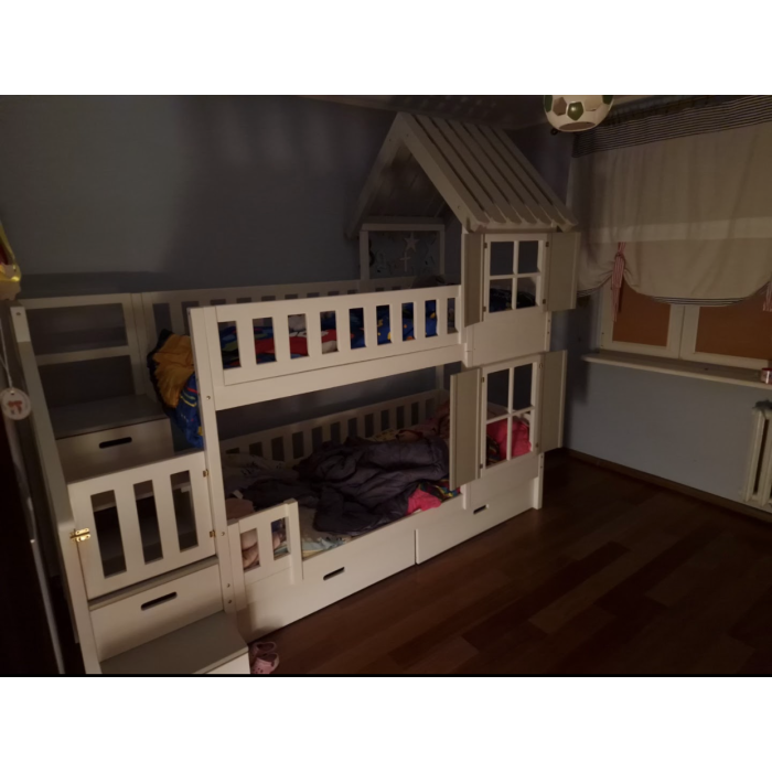 Grijs kinderhuisbed met trap